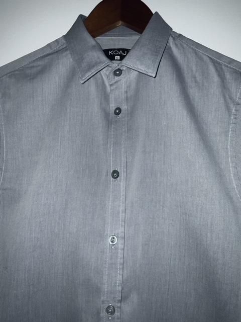 KOAJ Camisa casual para hombre en mini rayas gris. Talla S