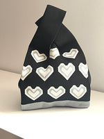 MINI MOCHILA DE MANO ( NUEVA )  corazones negro. Talla Única