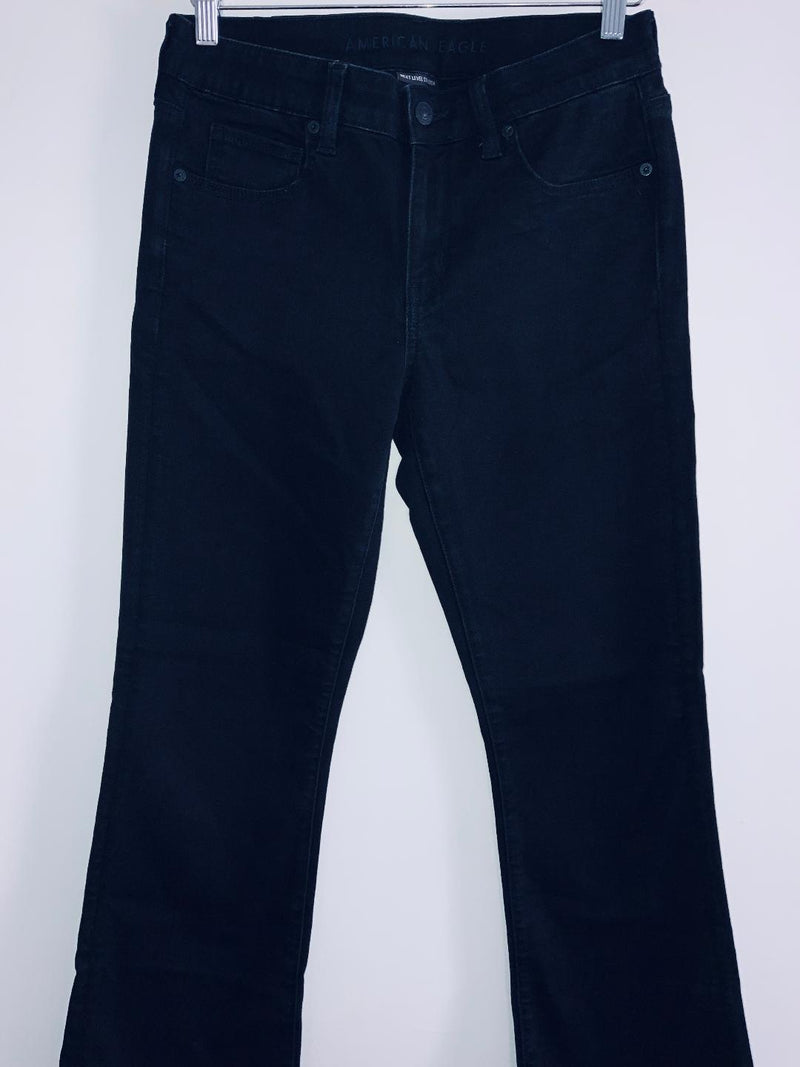 AMERICAN EAGLE Pantalón semi flare negro. Talla 6