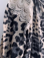 STUDIO F Top estampado animal print con aplicaciones. Talla XS