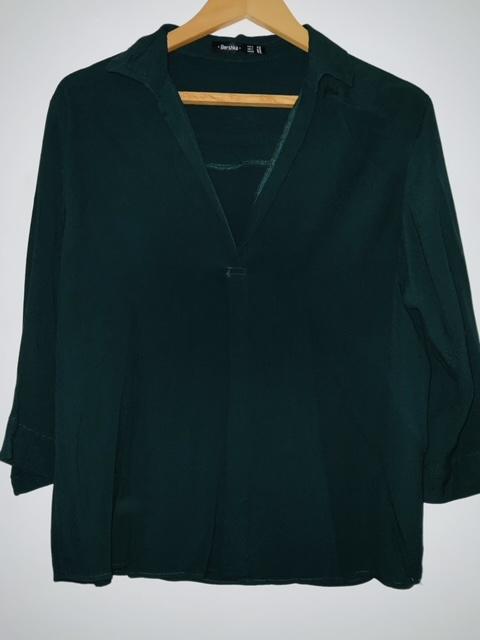 BERSHKA Blusa escote cruzado para mujer. Talla M