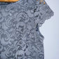 WHITE HOUSE BLACK MARKET Blusa en blonda  manga corta. Talla 8 ( S )