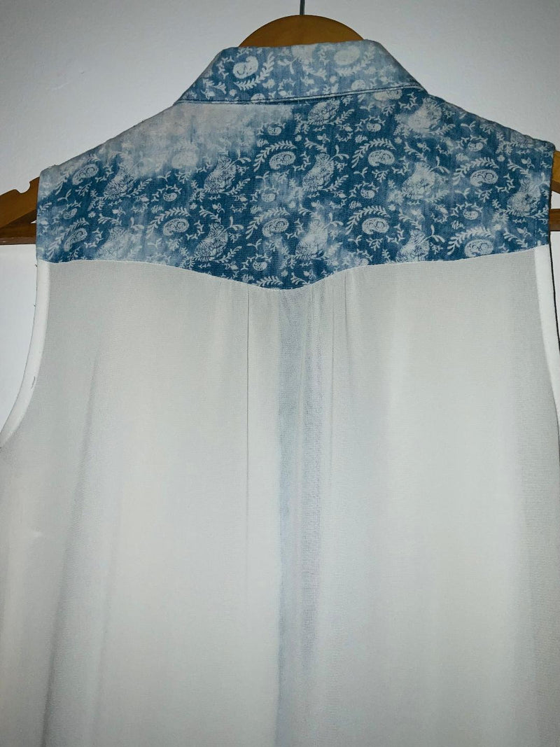 E.M Blusa con cortes en tela estampada. Talla S