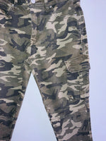 SYBILLA Pantalon cargo estampado camuflado. Talla 8