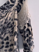 STUDIO F Top estampado animal print con aplicaciones. Talla XS