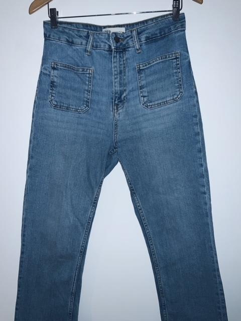 ZARA Jean con bolsillos de parche. Talla 38