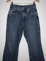 LOLA JEANS Jean cinco bolsillos Flare bota desflecada. Talla 6