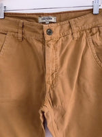 CHEVIGNON Pantalón En dril para hombre color mostaza. Talla 30