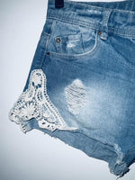 STRADIVARIUS Short en indigo con metidos en guipure. Talla 34