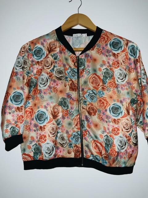 DEREK HEART Chompa tipo Bomber estampada. Talla L