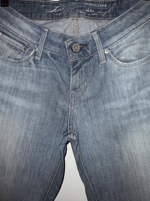 LEVIS Jean cinco bolsillos para mujer. Talla 26