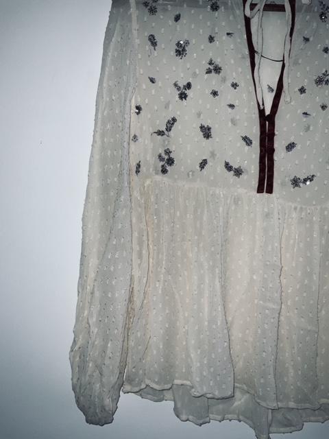 ZARA Blusa bordada con aplicaciones y cinta gamuzada. Talla XS