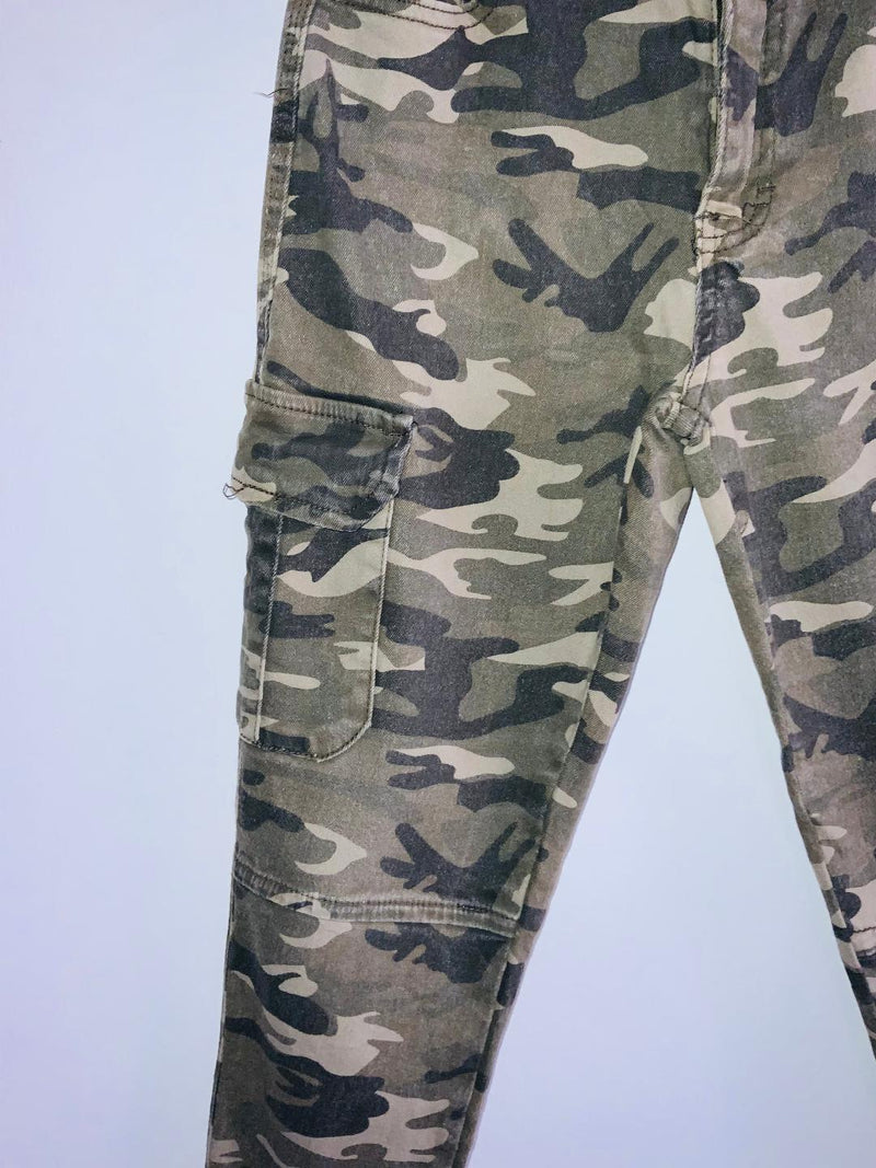 SYBILLA Pantalon cargo estampado camuflado. Talla 8