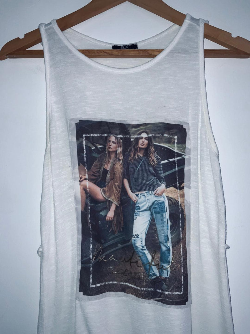 ELA Camiseta manga sisa estampada tipo foto. Talla XS