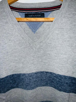 TOMMY HILFIGER Sweater a rayas cuello en V. Talla XL