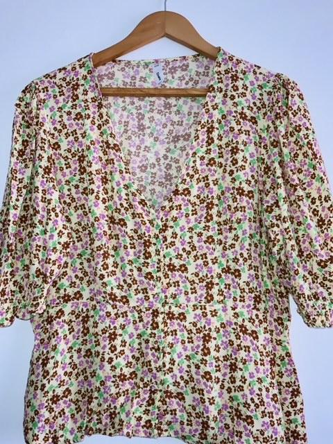 MANGO Blusa cuello en pico estampada. Talla XL