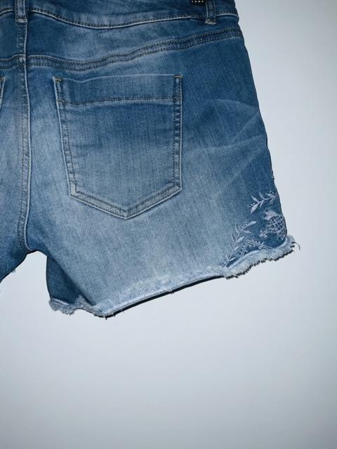 NAF NAF Short en indigo bordado. Talla 10