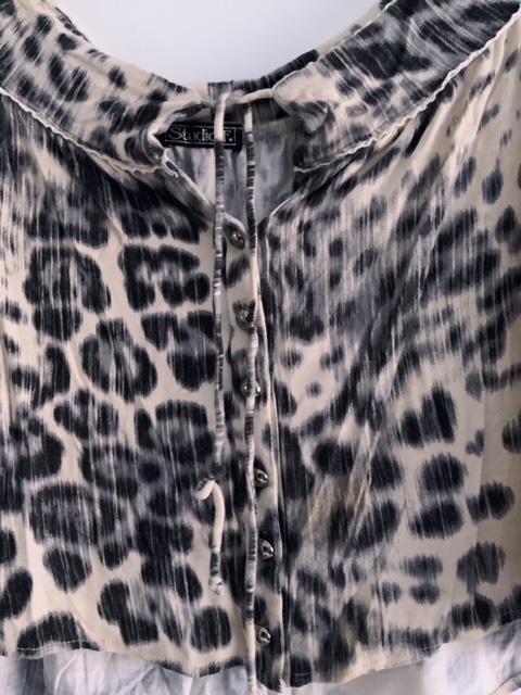 STUDIO F Top estampado animal print con aplicaciones. Talla XS