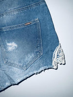 STRADIVARIUS Short en indigo con metidos en guipure. Talla 34