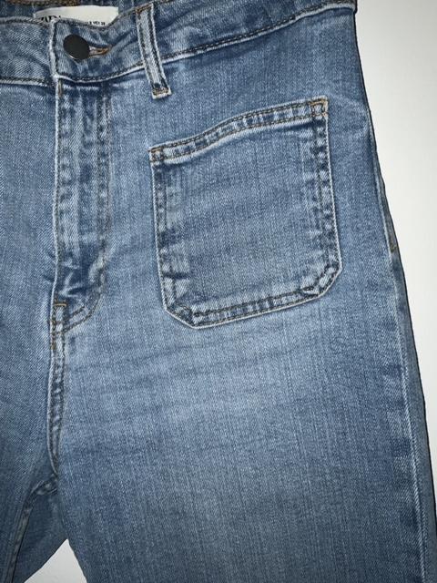 ZARA Jean con bolsillos de parche. Talla 38