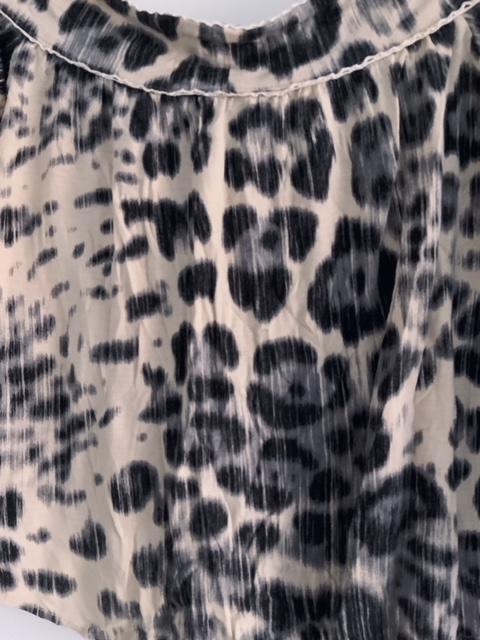 STUDIO F Top estampado animal print con aplicaciones. Talla XS