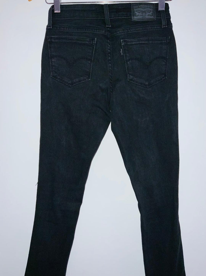 LEVIS Pantalón cinco bolsillos con destroyer . Talla 26