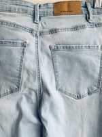 STRADIVARIUS Jean lavado hielo desflecado. Talla 36