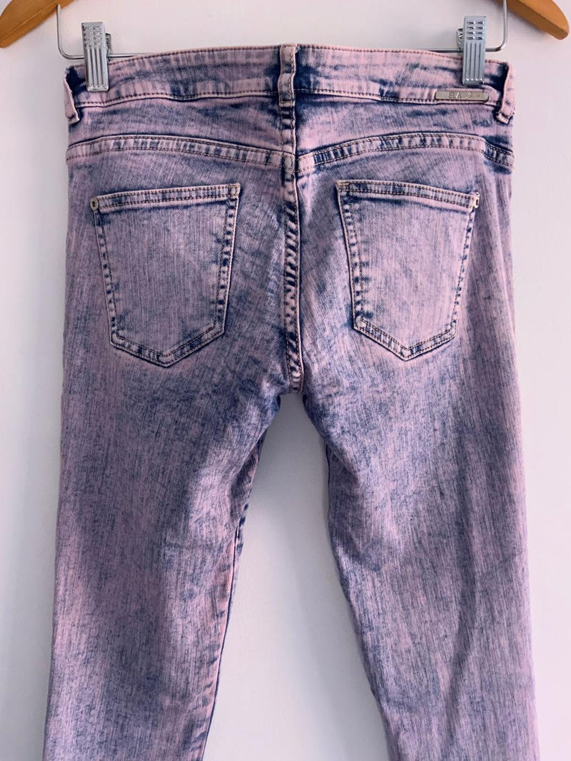 ELA Jean cinco bolsillos lavado efecto rosa. Talla 6