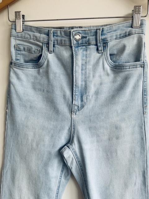 STRADIVARIUS Jean lavado hielo desflecado. Talla 36