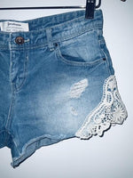 STRADIVARIUS Short en indigo con metidos en guipure. Talla 34