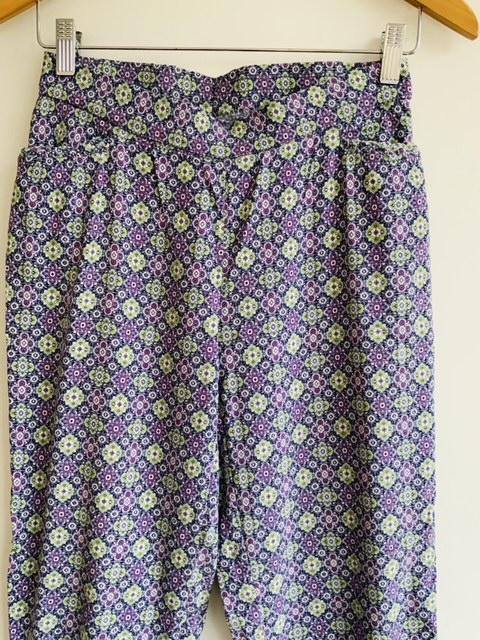 PANTALÓN estampado con pretina en semi punta. Talla S