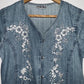 STUDIO WEST Blusa en denim bordada. Talla S/M*