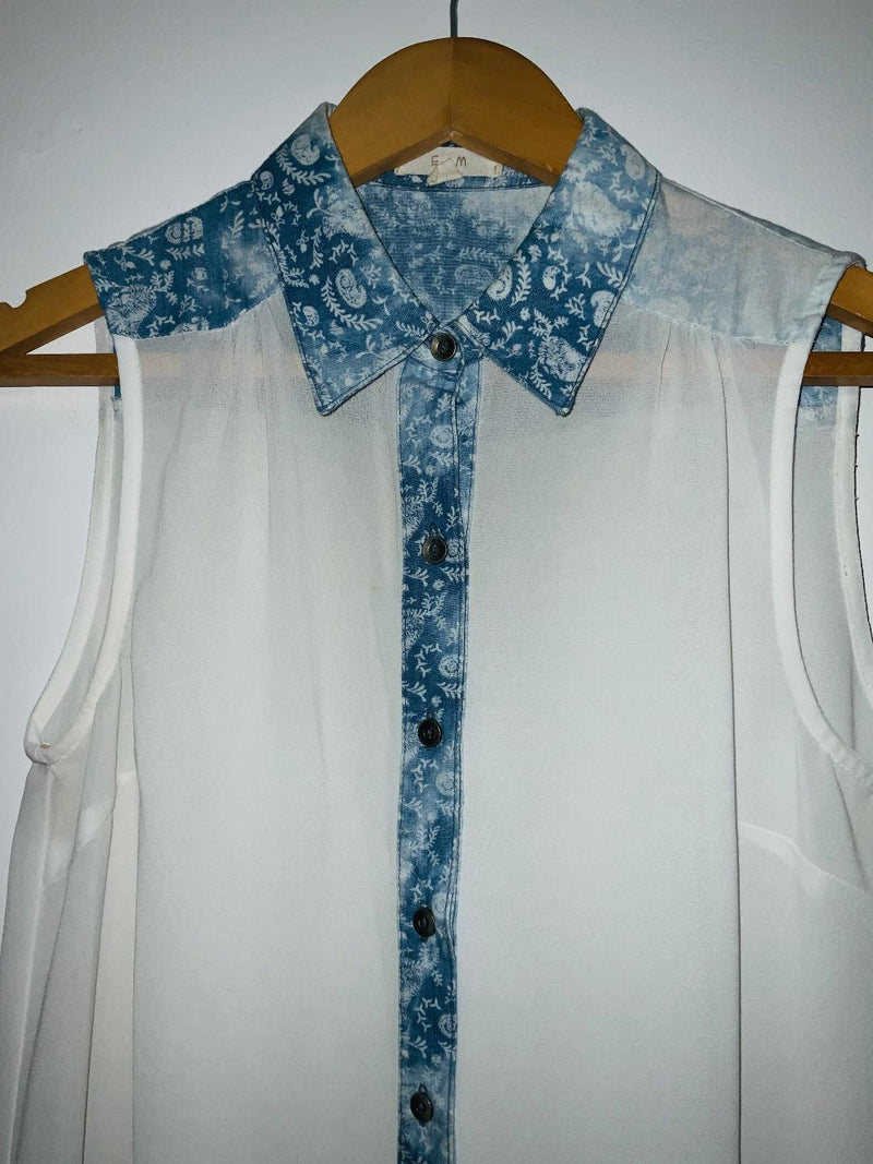 E.M Blusa con cortes en tela estampada. Talla S