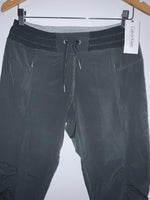 CALVIN KLEIN ( NUEVO ) Pantalón jogger corto. Talla XS Americana