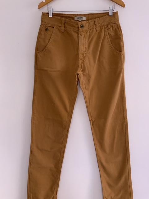 CHEVIGNON Pantalón En dril para hombre color mostaza. Talla 30