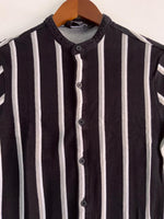 BERHSKA Camiseta tipo henley a rayas abierta. Talla S