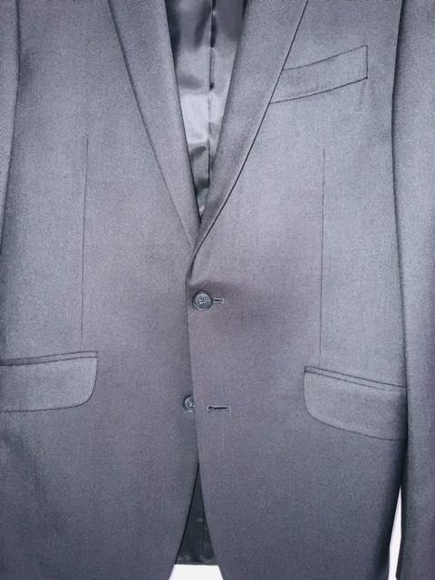 KENNETH COLE REACTION Traje para hombre 2 botones. Talla S/M