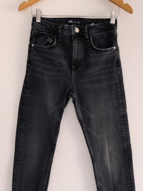 ZARA Jean cinco bolsillos cintura alta lavado negro. Talla 36