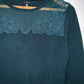 SOUTHLAND Sweater liviano con aplicación. Talla S