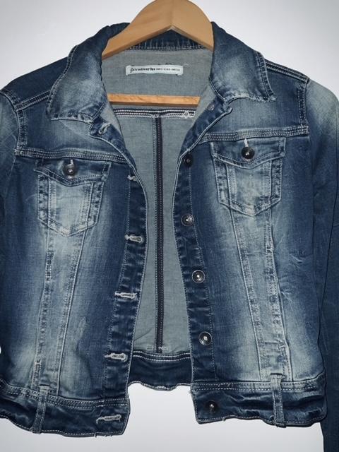 STRADIVARIUS Chaqueta en indigo. Talla S