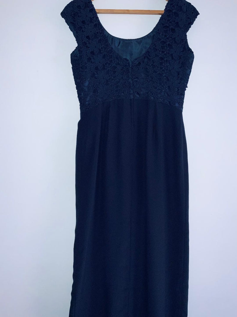 VESTIDO largo con blonda. Talla M