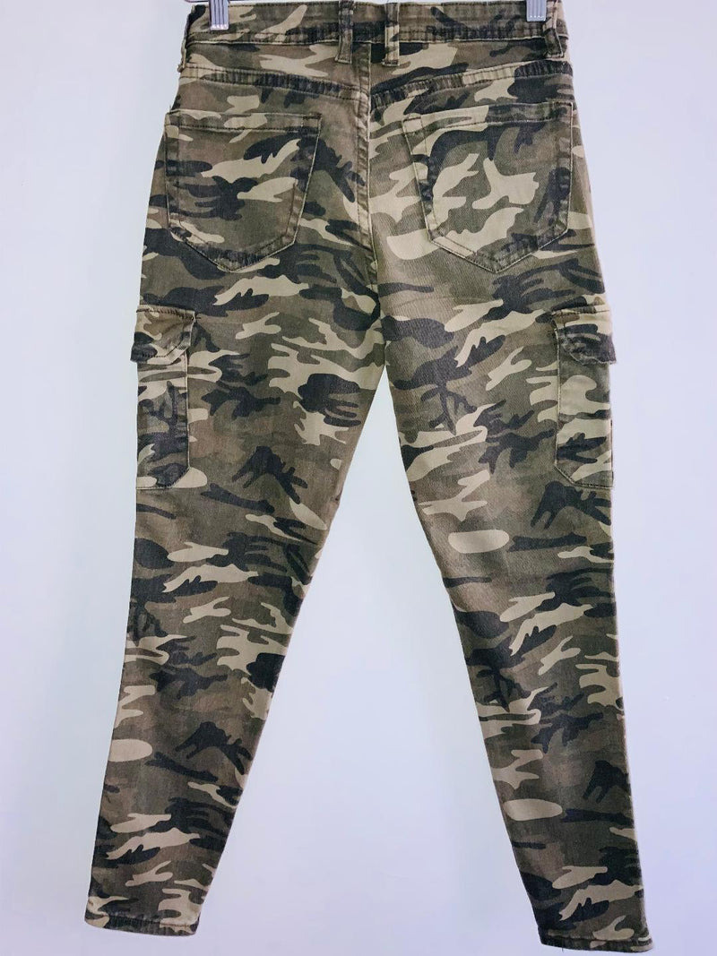 SYBILLA Pantalon cargo estampado camuflado. Talla 8