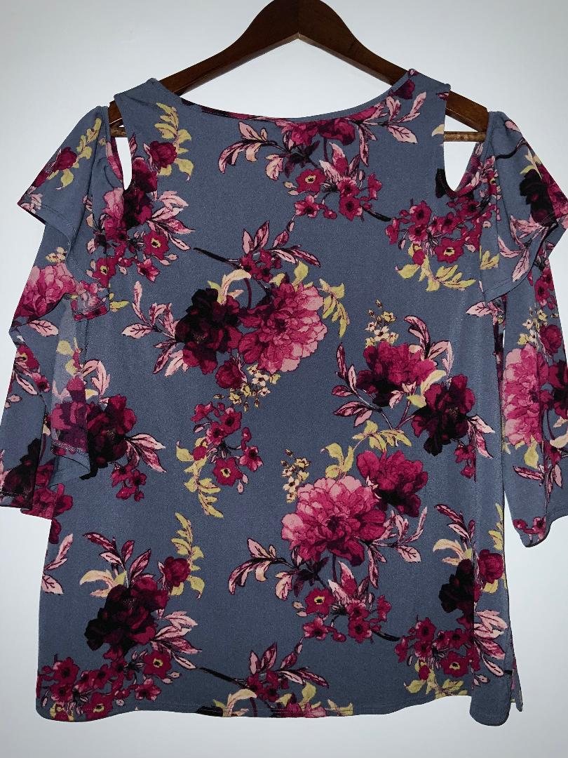 EST.1945 Blusa Estampada flores. Talla M