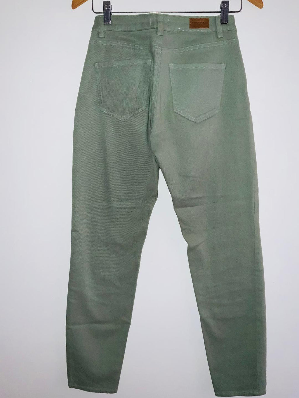 NAF NAF Pantalón cinco bolsillos verde seco. Talla 4