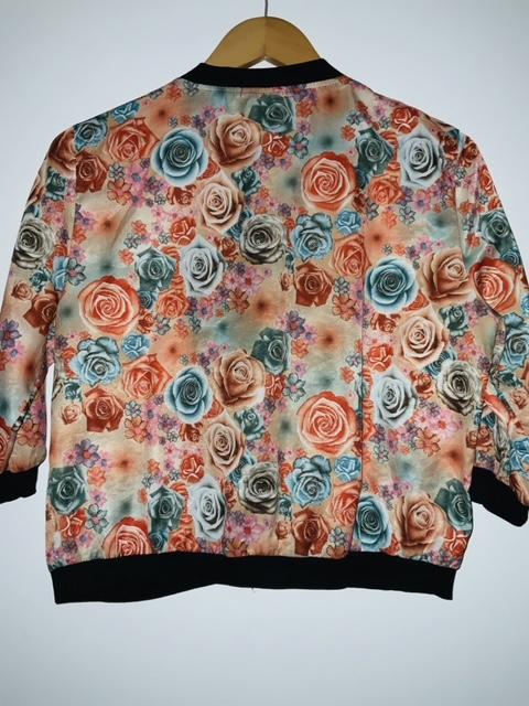 DEREK HEART Chompa tipo Bomber estampada. Talla L