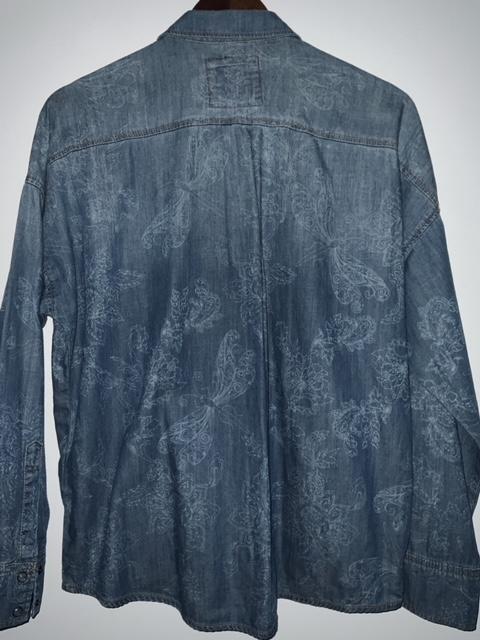 EDC Blusa en Chambray estampada tono a tono. Talla M