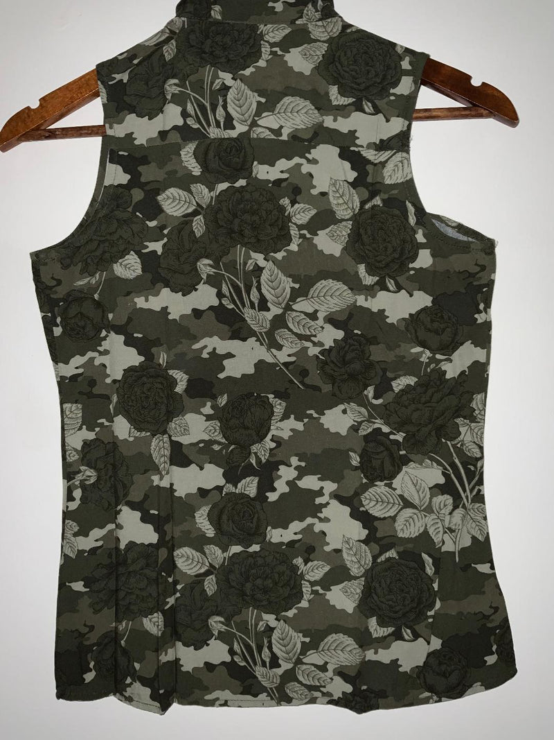 GEF Blusa manga sisa estampada diseño tipo militar. Talla XS