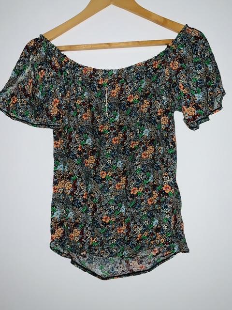 BLUSA Cuello campesino estampada. Talla M