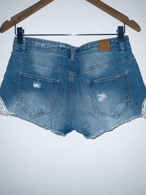 STRADIVARIUS Short en indigo con metidos en guipure. Talla 34