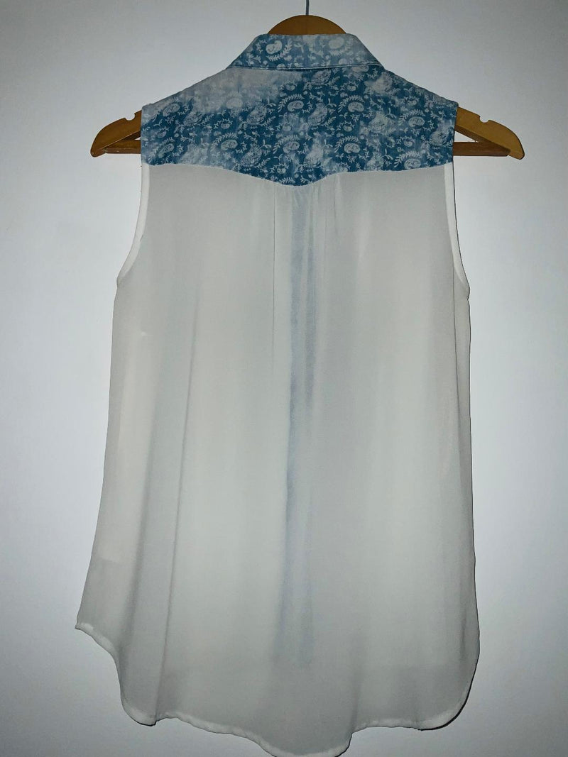 E.M Blusa con cortes en tela estampada. Talla S